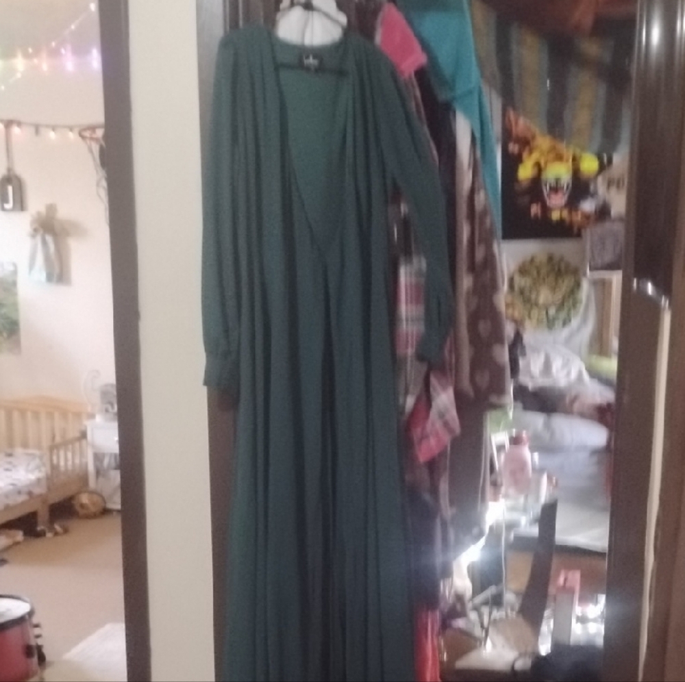 Long Flowing Pregnancy Maternity Robe  . Perfect For Maternity Pictures